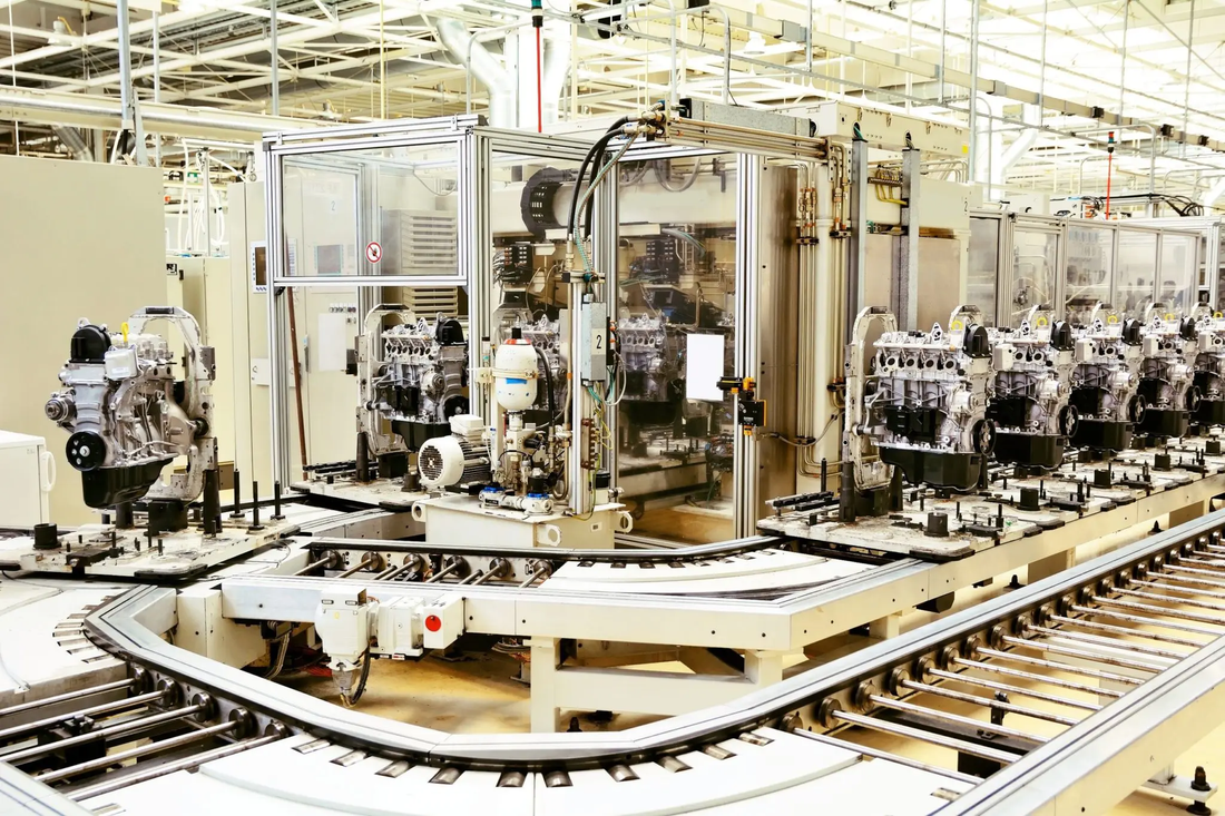 How does hierarchical control raise factory OEE from 64% to 82%?